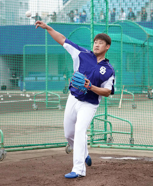 マウンドの傾斜を利用し投球練習をする松坂大輔（撮影・森本幸一）