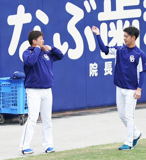 鈴木翔太と話をする松坂大輔（撮影・森本幸一）