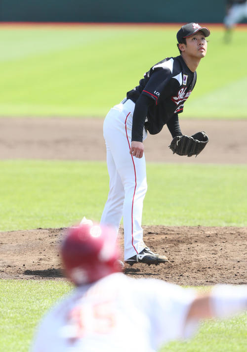 楽天対ロッテ　1回裏楽天2死一塁、種市は島内を右飛に仕留める（撮影・足立雅史）