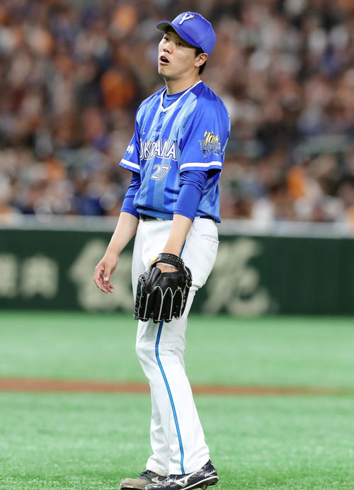 巨人対DeNA　5回裏巨人1死満塁、上茶谷は石川の打球で併殺に仕留めたと思いガッツポーズのそぶりを見せるもセーフの判定でがっくりする（撮影・垰建太）