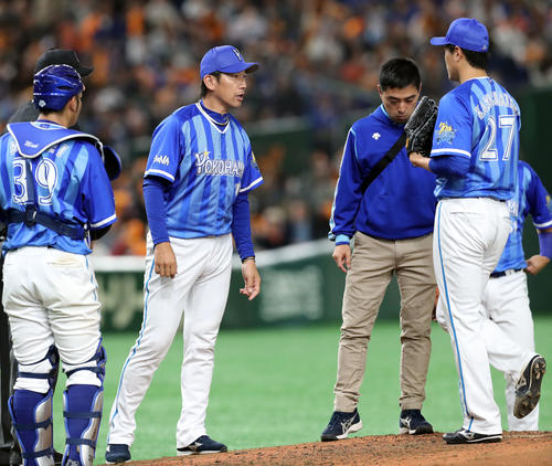巨人対DeNA　5回裏巨人2死一、三塁、坂本勇の打球が直撃した上茶谷（右）を心配する三浦コーチ（撮影・垰建太）