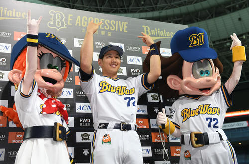 オリックス対西武　ヒーローインタビューでファンの声援にこたえる吉田正尚（撮影・渦原淳）
