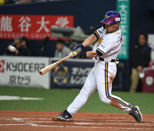 オリックス対西武　8回裏オリックス2死三塁、吉田正尚は2点本塁打を放つ（撮影・渦原淳）