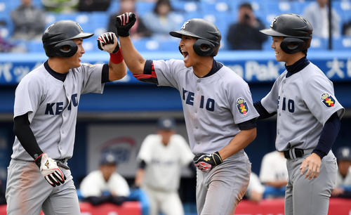 法大対慶大　6回裏慶大1死一、三塁、右中間へ3点本塁打を放ちナインとタッチを交わす柳町（中央）（撮影・横山健太）