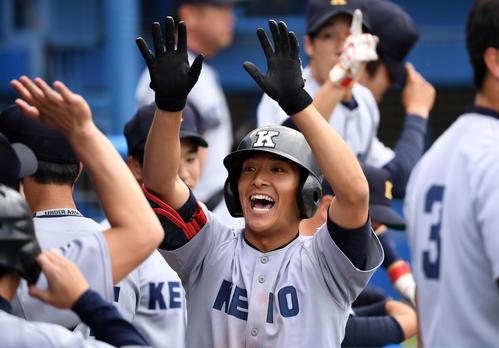 法大対慶大　6回裏慶大1死一、三塁、右中間へ3点本塁打を放ちナインとタッチを交わす柳町（中央）（撮影・横山健太）