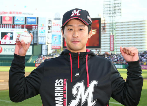 楽天対ロッテ　プロ初勝利のロッテ種市は笑顔を見せる（撮影・足立雅史）