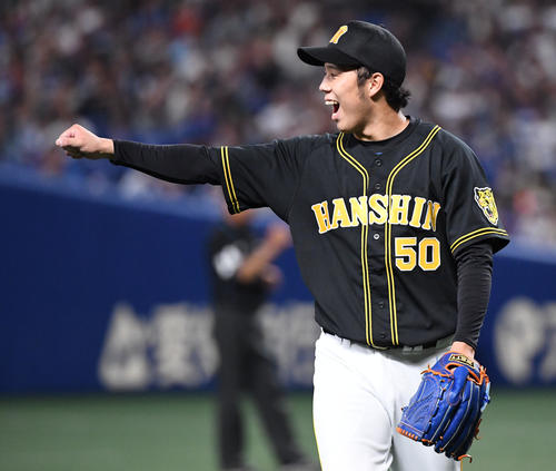 中日対阪神　8回裏阪神1死一、三塁、青柳は平田を三ゴロ併殺打に仕留め、拳を突き出す（撮影・奥田泰也）