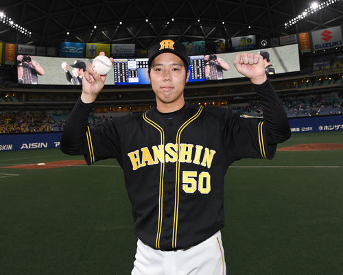 中日対阪神　初完封勝利を挙げた青柳は、記念の勝利球を手にガッツポーズ（撮影・奥田泰也）