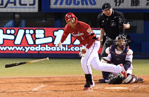 ヤクルト対広島　3回表広島2死一、二塁、左前同点の適時打を放つ鈴木（撮影・たえ見朱実）