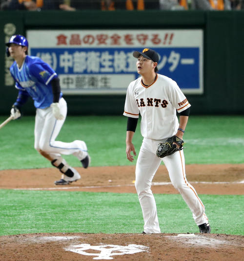 8回表DeNA2死一塁、石川に勝ち越しの右越え2点本塁打を浴びた宮国（撮影・林敏行）