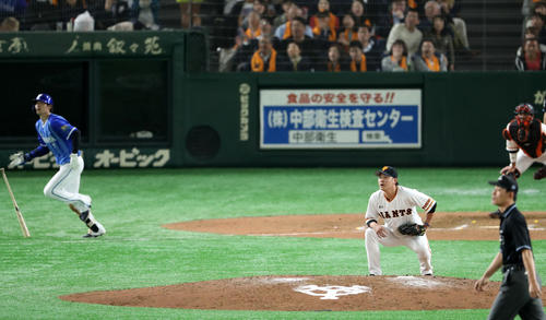 8回表DeNA2死一塁、石川に勝ち越し2ランを浴びた宮国はマウンドに膝をつく（撮影・林敏行）