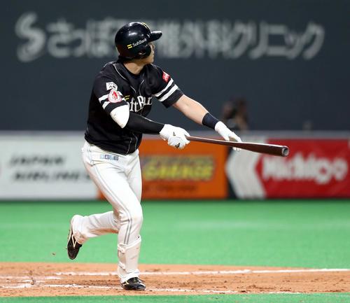 日本ハム対ソフトバンク　9回表ソフトバンク2死二塁、左越え2点本塁打を放つ上林（撮影・黒川智章）