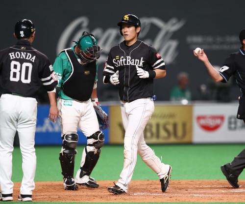 日本ハム対ソフトバンク　9回表ソフトバンク2死二塁、左越え2点本塁打を放ち生還する上林（撮影・黒川智章）