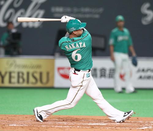 日本ハム対ソフトバンク　3回裏日本ハム2死一塁、左越え2点本塁打を放つ中田（撮影・黒川智章）