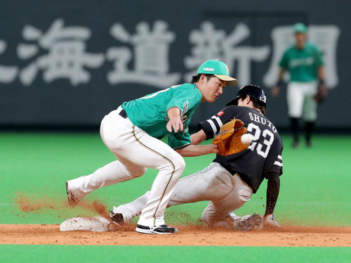 日本ハム対ソフトバンク　5回表ソフトバンク1死一塁、周東は盗塁を決める（撮影・佐藤翔太）