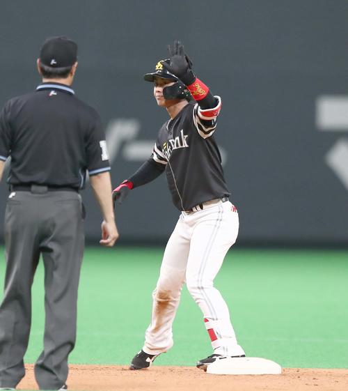 日本ハム対ソフトバンク　6回表ソフトバンク1死二塁、中越え適時二塁打を放つ今宮（撮影・黒川智章）