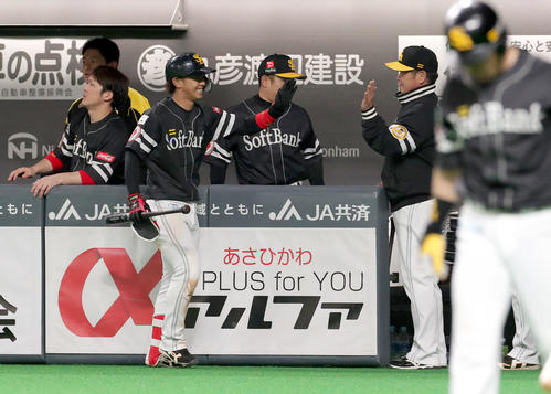 日本ハム対ソフトバンク　6回表ソフトバンク1死二塁、代走高田と交代しベンチに戻る今宮（左から2人目）を出迎える工藤監督（撮影・佐藤翔太）