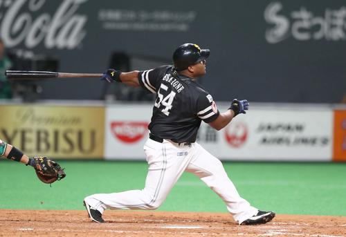 日本ハム対ソフトバンク　5回表ソフトバンク2死二、三塁、左越え2点適時打を放つデスパイネ（撮影・黒川智章）