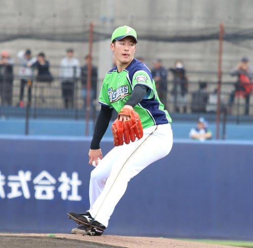 舌をペロリと出して投球する日本ハム吉田輝（撮影・田中彩友美）