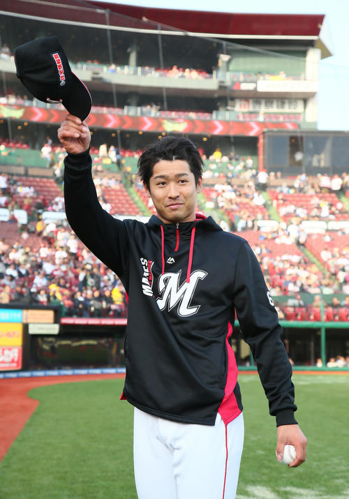 楽天対ロッテ　プロ初勝利のロッテ種市はファンの声援に帽子を取って応える（撮影・足立雅史）