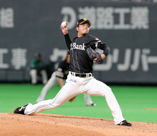 日本ハム対ソフトバンク　8回から登板するソフトバンク甲斐野（撮影・佐藤翔太）