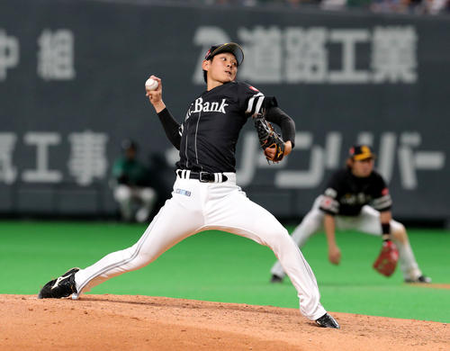 日本ハム対ソフトバンク　5回から登板するソフトバンク泉（撮影・佐藤翔太）