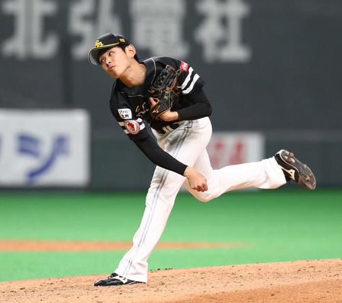 日本ハム対ソフトバンク　5回から登板の泉（撮影・黒川智章）