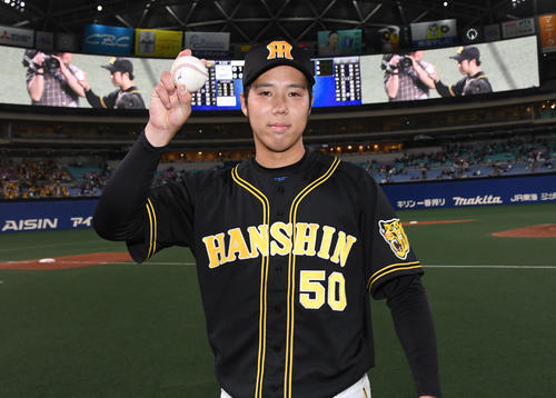 中日対阪神　中日相手に完封した青柳はボールを手に写真撮影をする（撮影・奥田泰也）