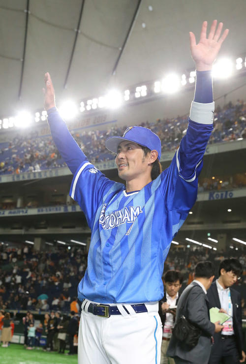 巨人対DeNA　試合後、左翼スタンドの声援に応える石川（撮影・河野匠）