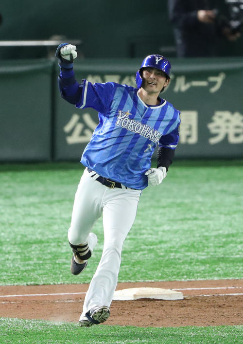 巨人対DeNA　8回表DeNA2死一塁、石川は勝ち越しの右越え2点本塁打を放ち、一塁を回ってガッツポーズ（撮影・林敏行）