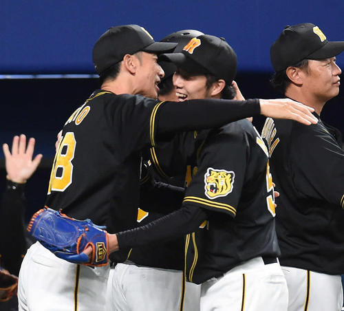 中日対阪神　初完封勝利を挙げた青柳（右）を抱き締める矢野監督（撮影・森本幸一）