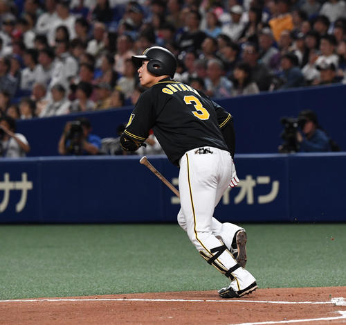 中日対阪神　2回表阪神無死、大山は左中間本塁打を放つ（撮影・奥田泰也）