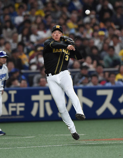 中日対阪神　5回裏中日2死、大山は遠藤の三ゴロでジャンピングスローを見せる（撮影・森本幸一）