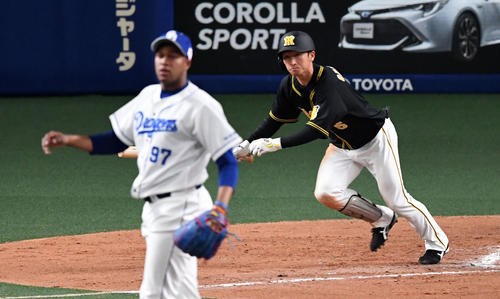 中日対阪神　8回表阪神2死、近本は中前打を放つ。投手はR・マルティネス（撮影・前岡正明）