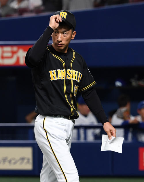 中日対阪神　メンバー表交換を終えベンチに戻る矢野燿大監督（撮影・奥田泰也）