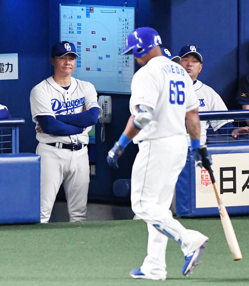 9回裏中日1死一塁、ビシエドが見逃しの三振に倒れ厳しい表情を見せる与田監督（撮影・前岡正明）