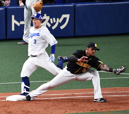 2回裏中日無死一塁、高橋は遊ゴロ併殺に倒れる。野手マルテ（撮影・前岡正明）