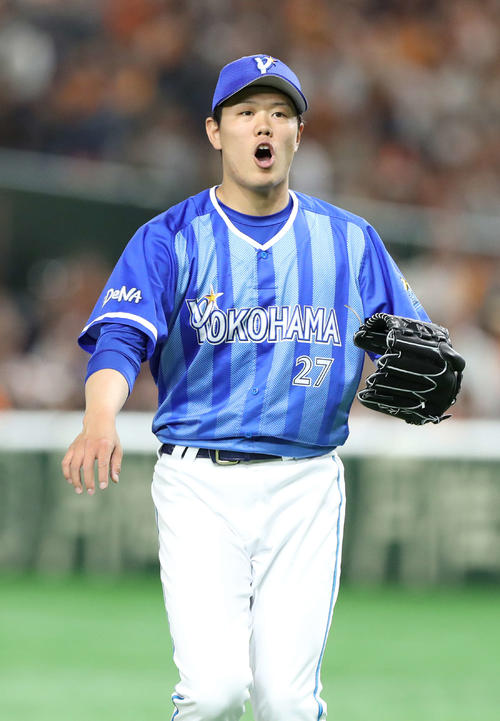 巨人対DeNA　5回裏巨人1死満塁、石川を遊ゴロに仕留めるも併殺とはならず得点を許し残念そうな表情を見せる上茶谷（撮影・河野匠）