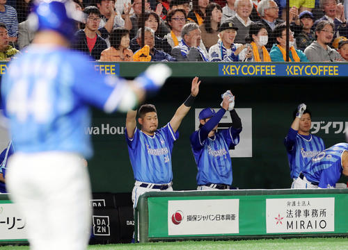 巨人対DeNA　6回表DeNA1死一、二塁、嶺井の適時打でガッツポーズする筒香（右から3人目）、上茶谷（右）らベンチ（撮影・垰建太）