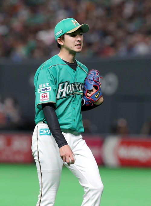 日本ハム対ソフトバンク　5回途中で降板する日本ハム上沢（撮影・佐藤翔太）