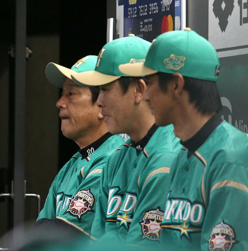 日本ハム対ソフトバンク　ベンチで険しい表情の日本ハム栗山監督（左奥）（撮影・佐藤翔太）