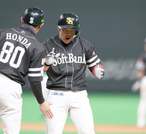 日本ハム対ソフトバンク　5回表ソフトバンク2死満塁、右前2点適時打を放ち叫ぶ甲斐（撮影・黒川智章）