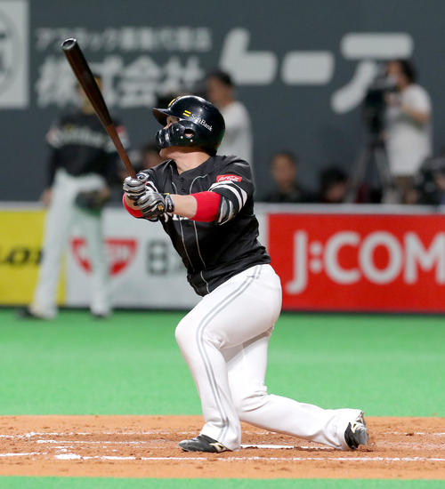 日本ハム対ソフトバンク　4回表ソフトバンク2死一、二塁、甲斐は適時二塁打を放つ（撮影・佐藤翔太）