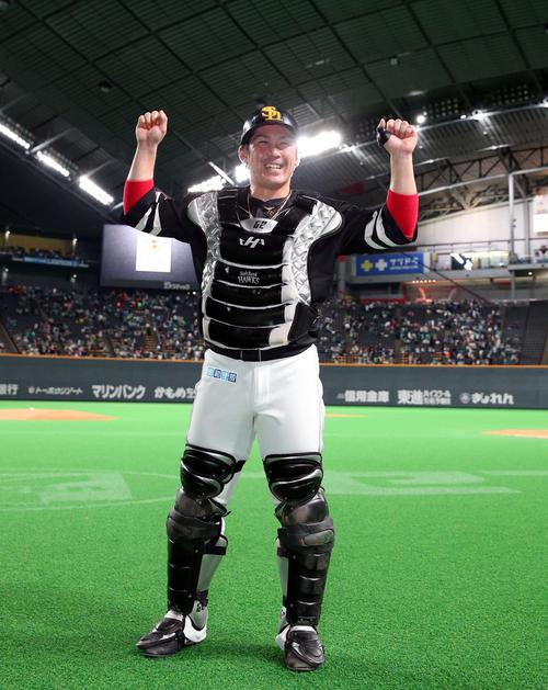 日本ハム対ソフトバンク　試合後、笑顔でガッツポーズの甲斐（撮影・黒川智章）