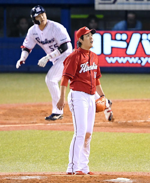 ヤクルト対広島　4回裏ヤクルト無死、村上宗隆に同点のソロ本塁打を浴びる九里（撮影・たえ見朱実）