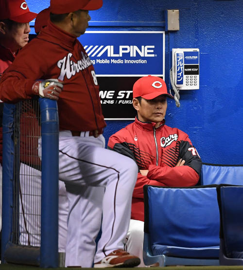 ヤクルト対広島　厳しい表情で試合を見つめる広島緒方監督（撮影・横山健太）