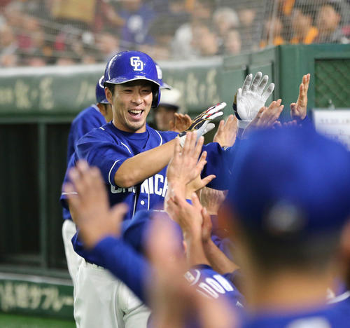 巨人対中日　2回表中日無死一、二塁、逆転の3点本塁打を放ってベンチの祝福を受ける福田（撮影・丹羽敏通）