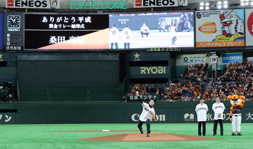 巨人対中日　試合前、リレー形式の始球式を行った、左から桑田氏、斎藤氏、槙原氏（撮影・垰建太）
