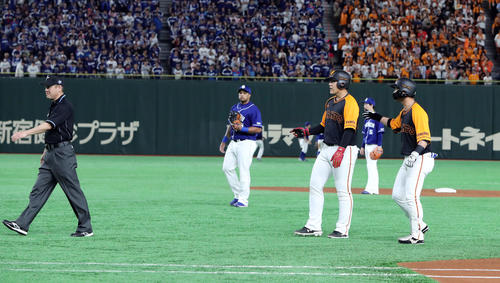 巨人対中日　1回裏巨人1死一、二塁、石川（右）の打球で状況の読めない岡本（右から2人目）は審判に声をかけ確認する（撮影・垰建太）