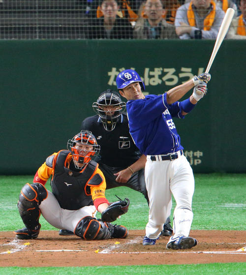 巨人対中日　2回表中日無死一、二塁、3点本塁打を放つ福田。捕手炭谷（撮影・中島郁夫）